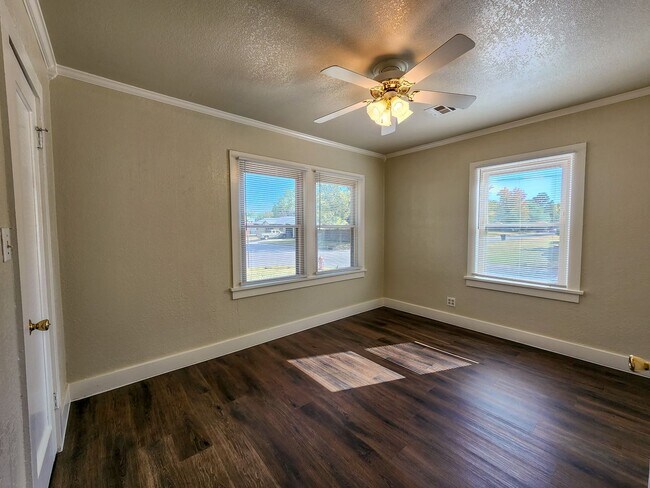 Building Photo - Newly Renovated 3 bedroom 1 bath home in Shawnee