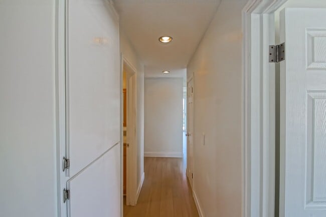 Building Photo - Recently Updated, Top-Floor 2BR2BA Condo in Apple Tree Community w/ Pool, Overlooking Greenbelt/H...