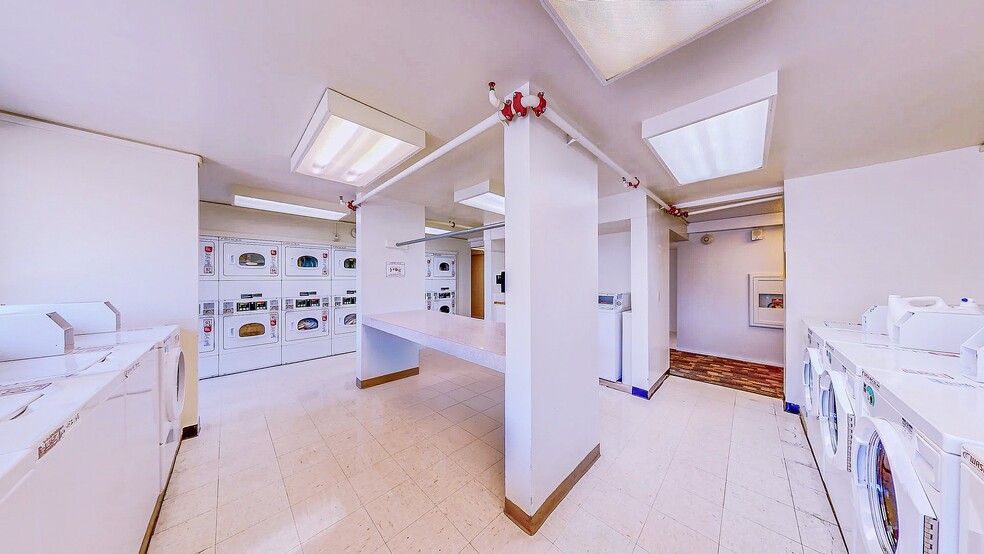 Building Photo - 4 Commodore Dr