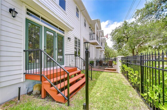 Building Photo - 113 Bosphorous Ave