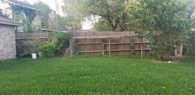 Building Photo - 527 Oakdale Dr