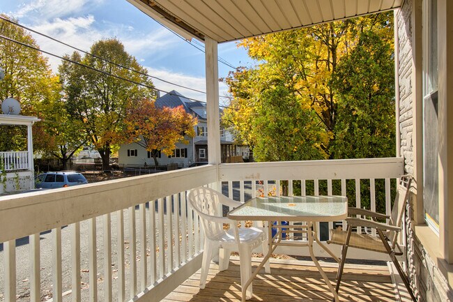 Building Photo - 31 Simon St