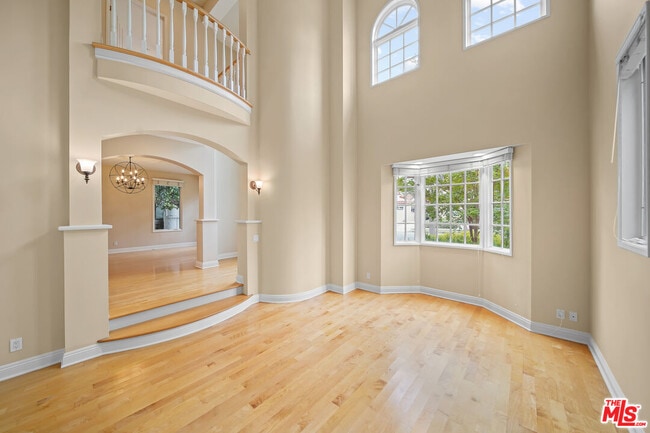 Building Photo - 248 S Swall Dr