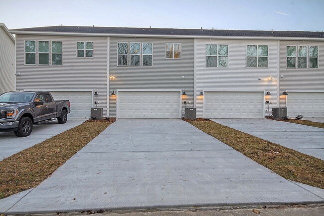 Building Photo - Gorgeous Town Home in Six Oaks