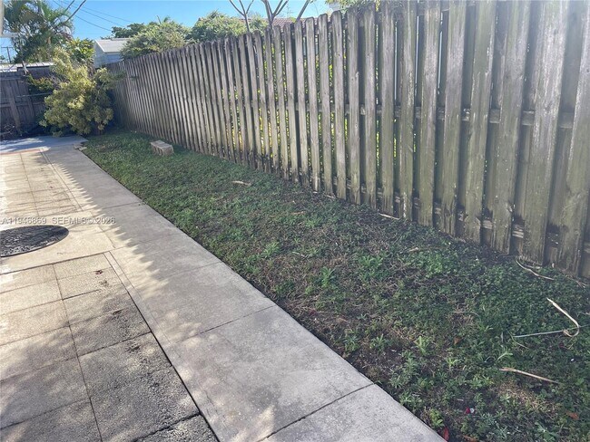 Building Photo - 5550 NE 20th Terrace