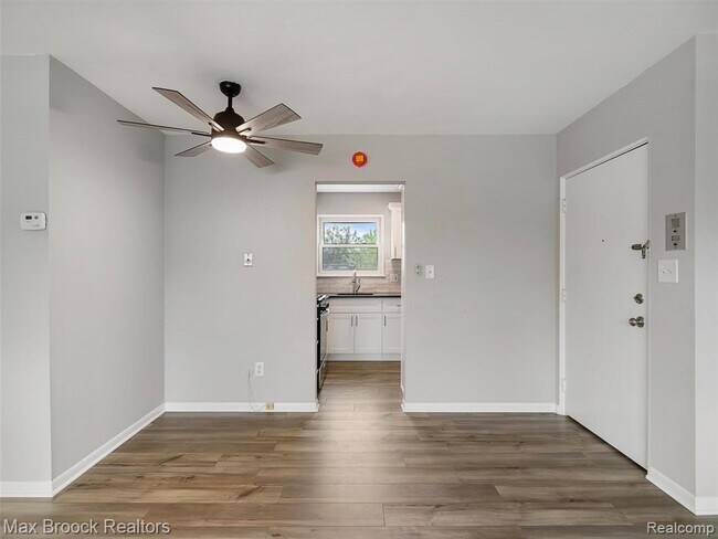 Building Photo - 2717 W 13 Mile Rd