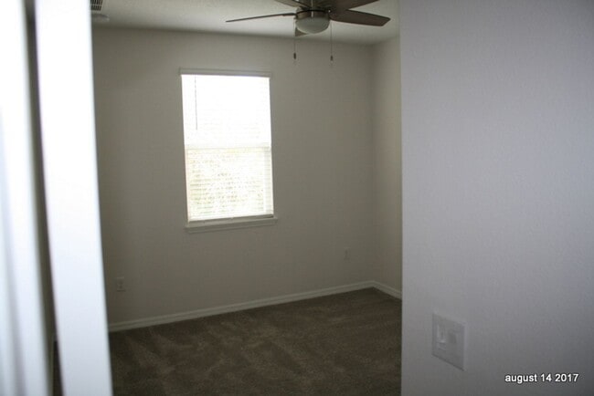 Building Photo - Large 3/3/2 Townhome Carrollwood