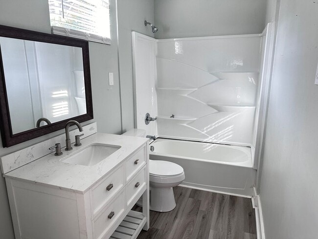 Building Photo - Charming Studio Apartment Close to the Mas...
