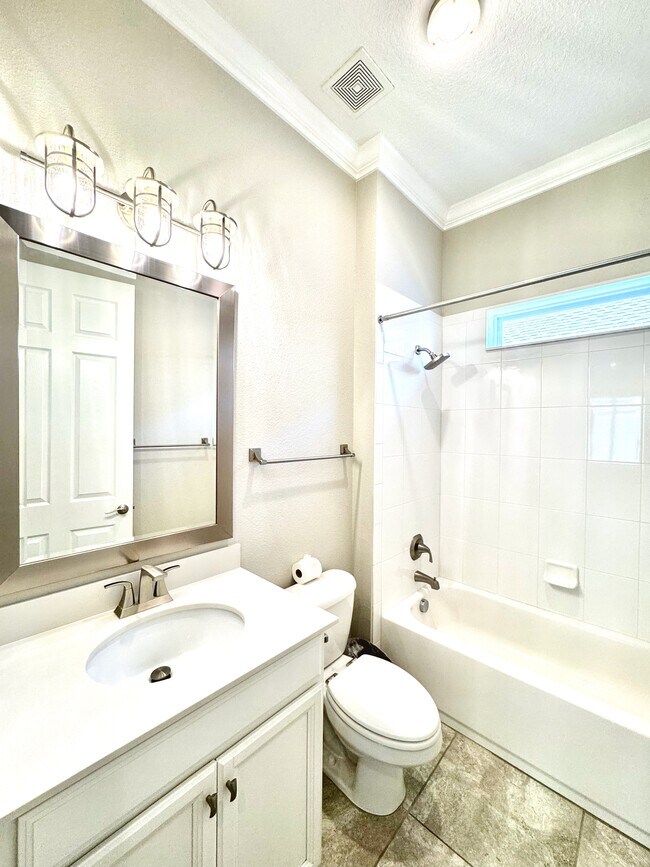 Building Photo - 139 Southern Oak Dr