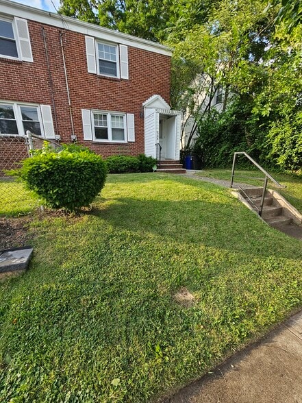 Building Photo - 544 E Milton Ave