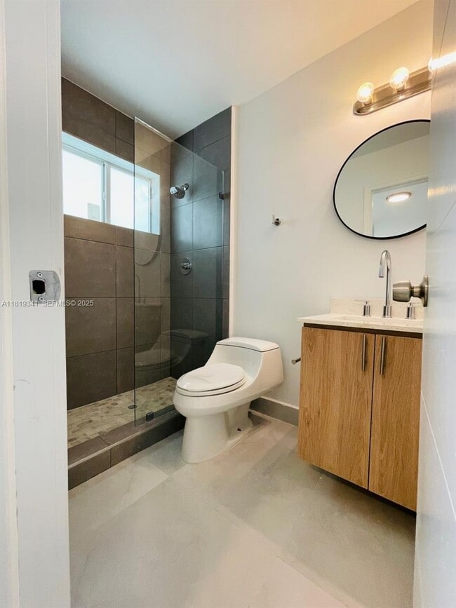 Building Photo - 1515 NE 110th St