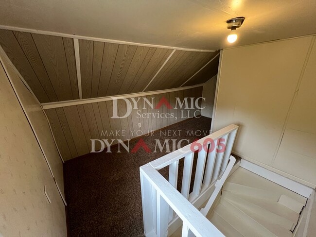 Building Photo - Upper 2BR/1BA - All Utilities Paid by Land...