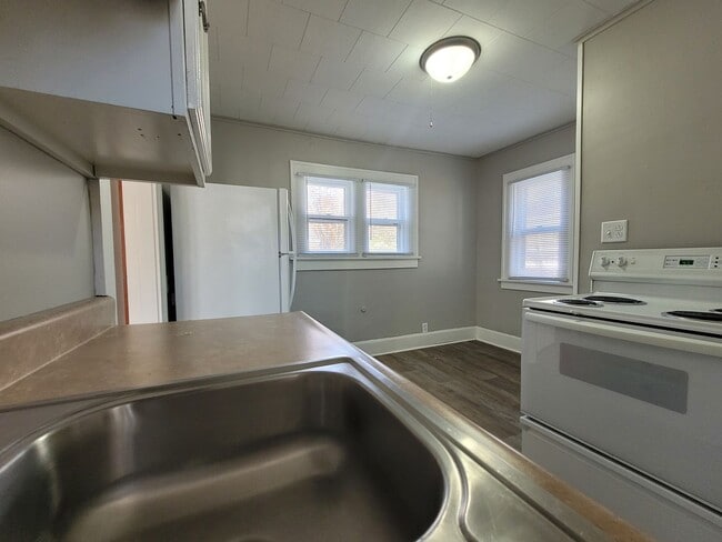 Building Photo - 2 Bedroom, 1 Bathroom home with hardwood!