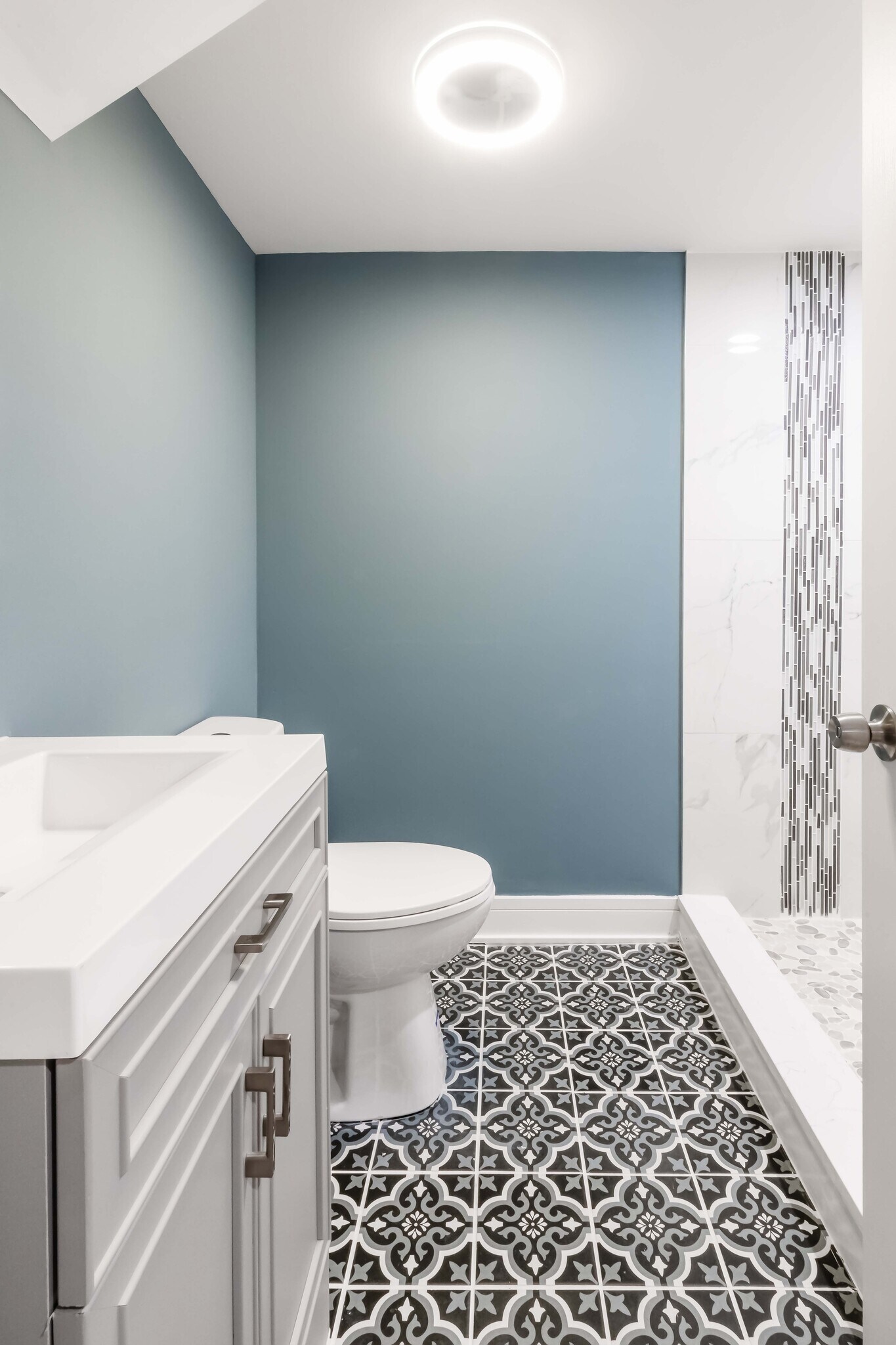 Bathroom - 634 N Hamlin Ave