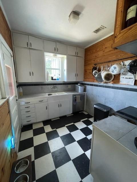 Primary Photo - 21300 Crestmont