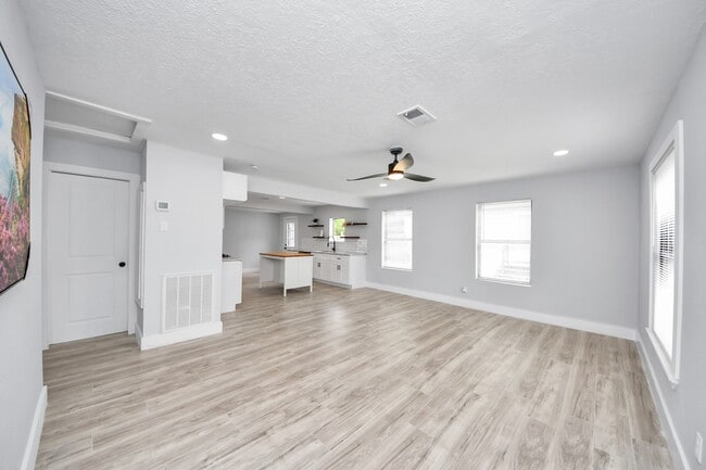 Building Photo - 503 Schilling Ave