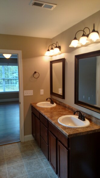 Building Photo - 3410 Pond Run Way