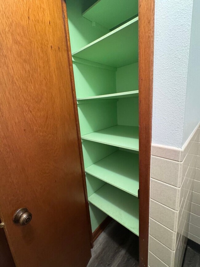 Building Photo - Country living at its best! Traditional farm house avail NOW