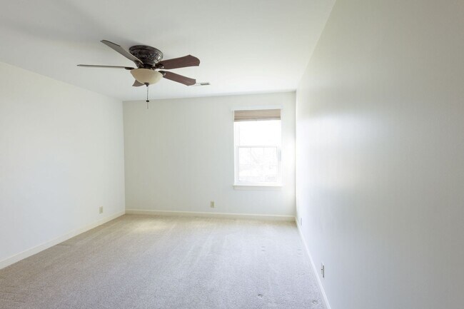 Building Photo - Charming 3-Bedroom/ 2.5 Bath Home in Royal...