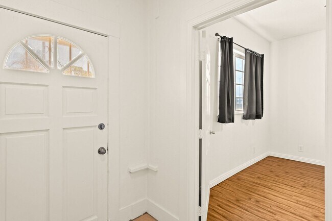 Building Photo - 621 E Kingsley Ave