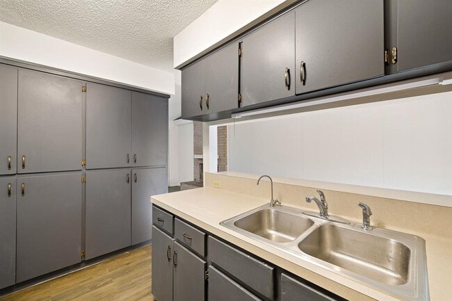 Building Photo - 2402 Cottonwood Dr