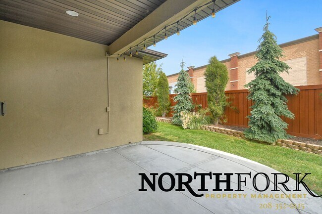 Building Photo - Desirable Star Home Coupled with Convenience