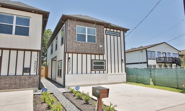 Building Photo - 3537 Mount Pleasant St