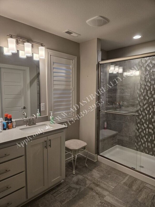 Building Photo - Beautiful Like New Townhome in De Soto-Available NOW!!