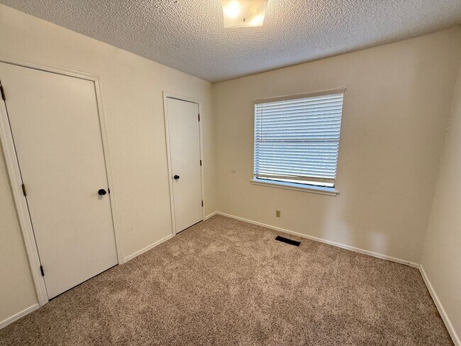 Building Photo - Broken Arrow 3 bedroom 2 Bath Duplex