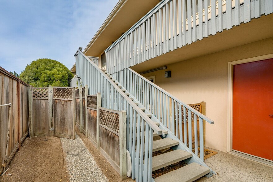 Building Photo - 440 Dela Vina Ave