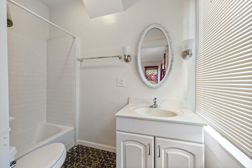 Building Photo - 627 Library Pl