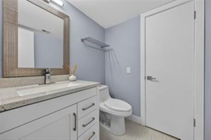 Building Photo - 1800 N Andrews Ave