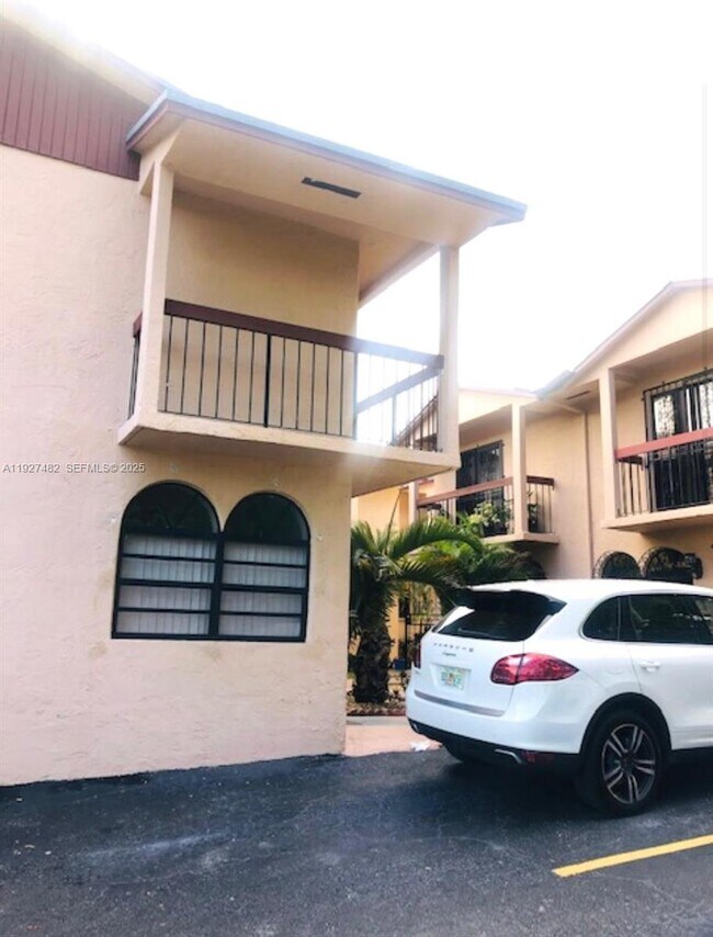 Building Photo - 920 SW 7th Ave