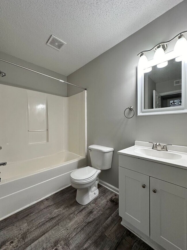 Building Photo - Now Leasing: 2 Bedroom Apartment in Maryvi...