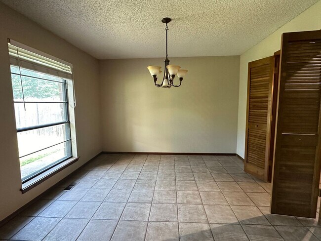 Building Photo - Large single story 4 bedroom