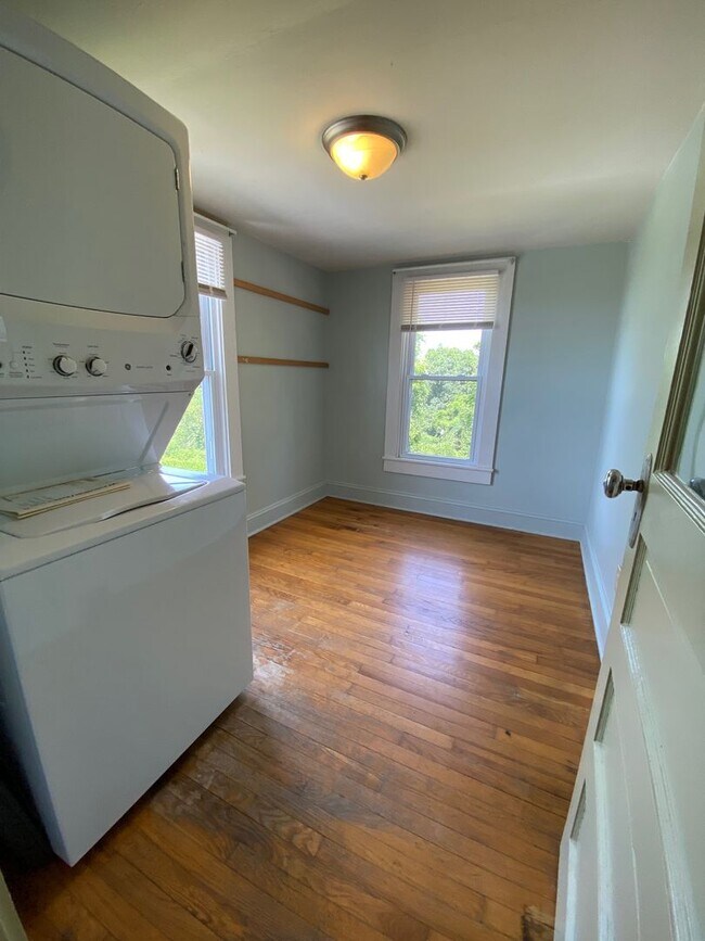 Building Photo - Woodfin - 1920's Cottage