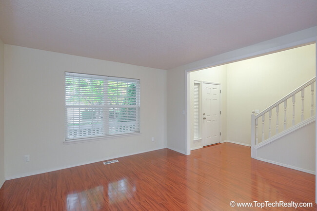 Building Photo - Beautiful 4 Bedrm* 2.5 Bath* Single Family...