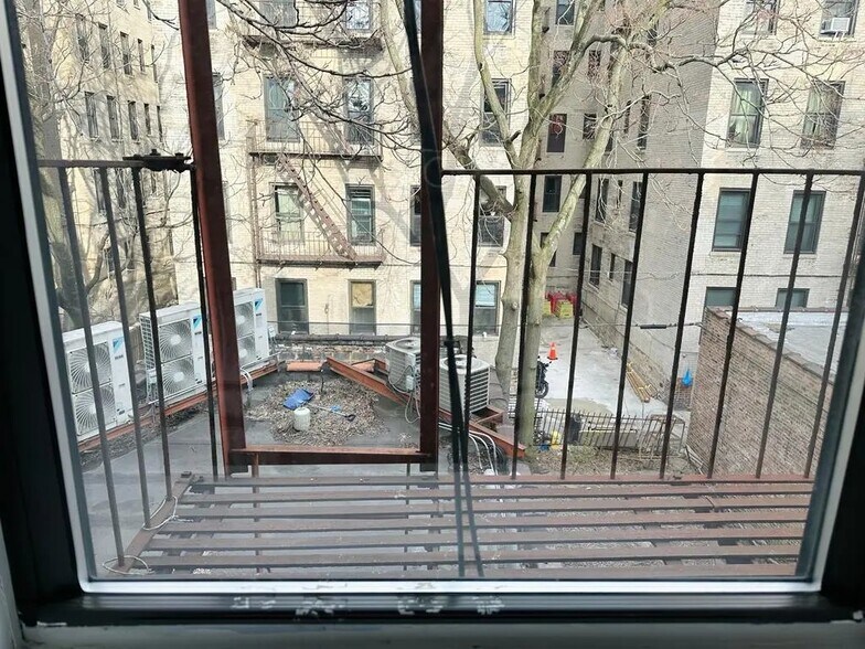 Building Photo - Furnished room/NOT APARTMENT