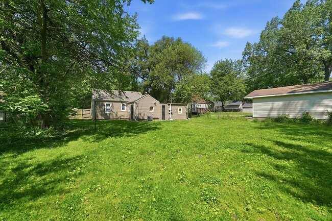 Building Photo - 1235 River Dr