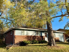 Building Photo - Available for 2026-2027 Fall Pre-Leasing! Charming 3 Bedroom House, conveniently located close to...