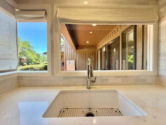 Building Photo - 907 Oak Tree Dr