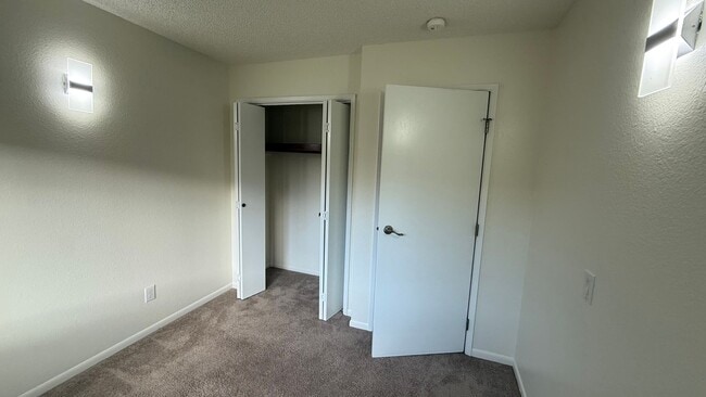 Building Photo - Spunky 3 bedroom 2.5 bath condo near JBER ...