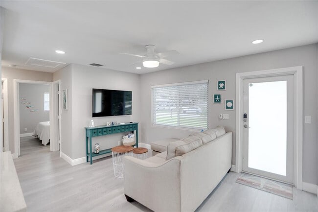 Building Photo - 1437 NE 25th St