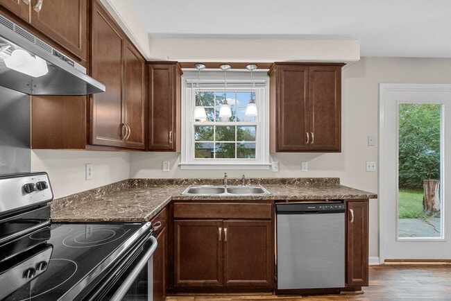 Building Photo - 4 Bedroom 2 Full Bath Pet Friendly Home For Rent!