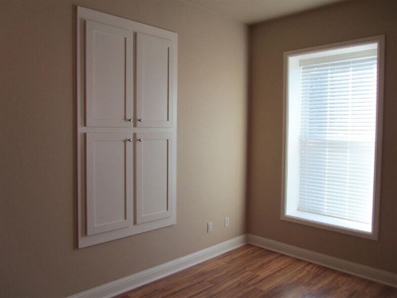 Building Photo - 115 W Main St