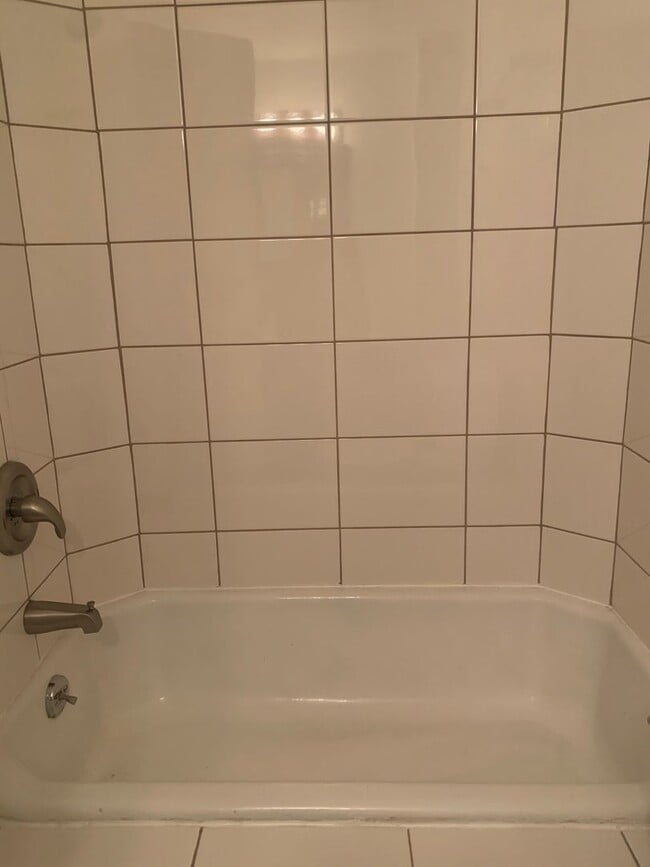 Building Photo - 2-bed home across from Glenn Park!