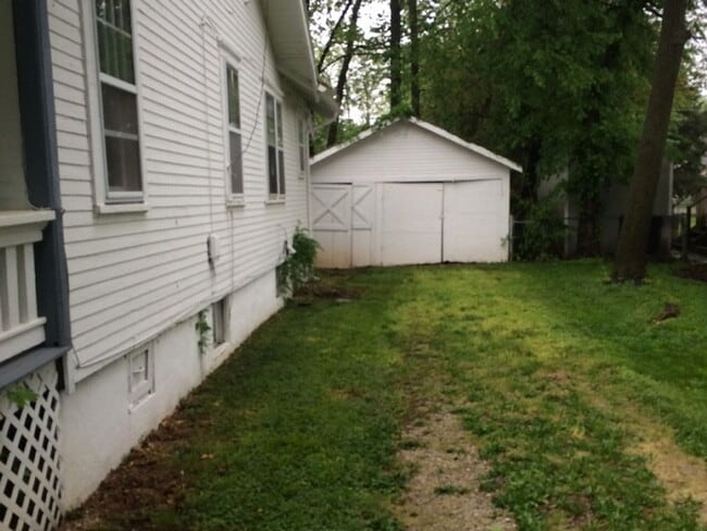 Building Photo - Charming 2 bedroom 1 bath