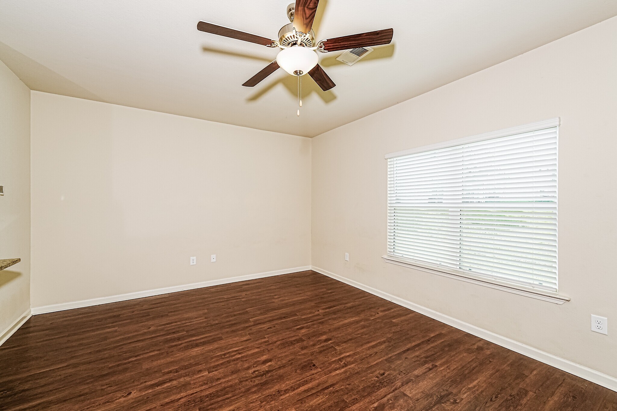 Building Photo - 6019 Rainbow Row