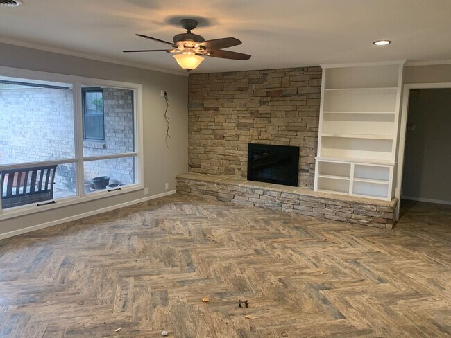 Building Photo - 4 Bedroom in Melanie Park