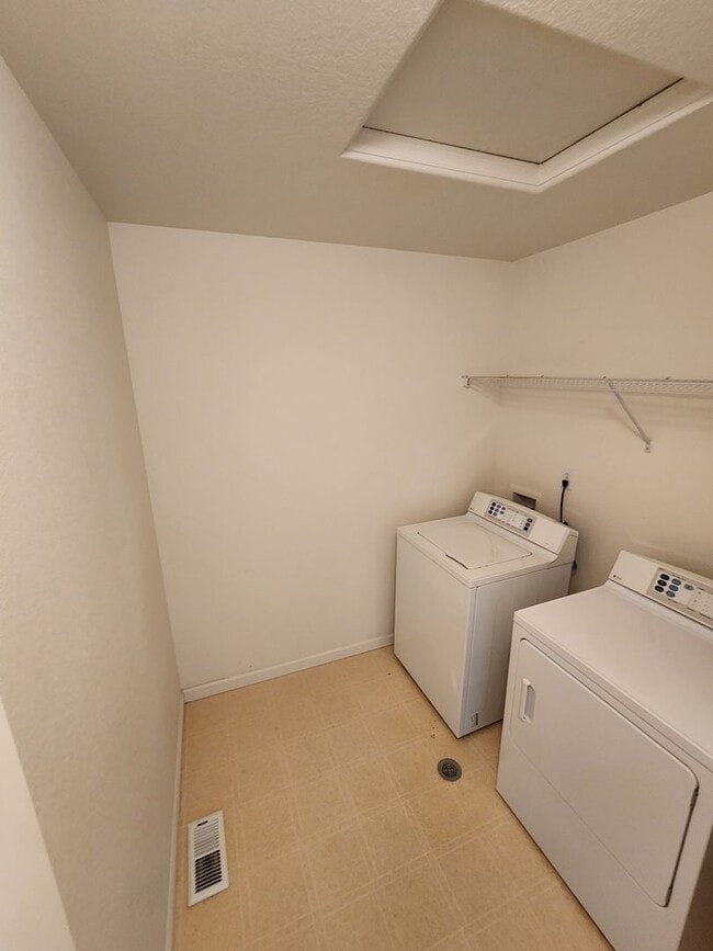 Building Photo - Beautiful Townhome